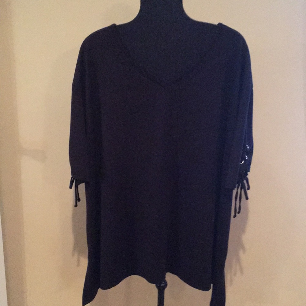 Roomy black short-sleeved  tunic